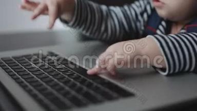 幼儿`的手触摸手提电脑键盘.